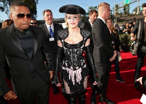 20150208-pictures-madonna-grammy-awards-red-carpet-03