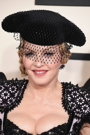 20150208-pictures-madonna-grammy-awards-red-carpet-37