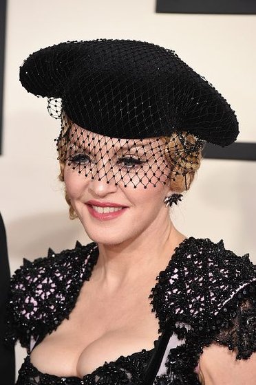 20150208-pictures-madonna-grammy-awards-red-carpet-39