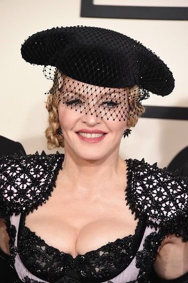 20150208-pictures-madonna-grammy-awards-red-carpet-40