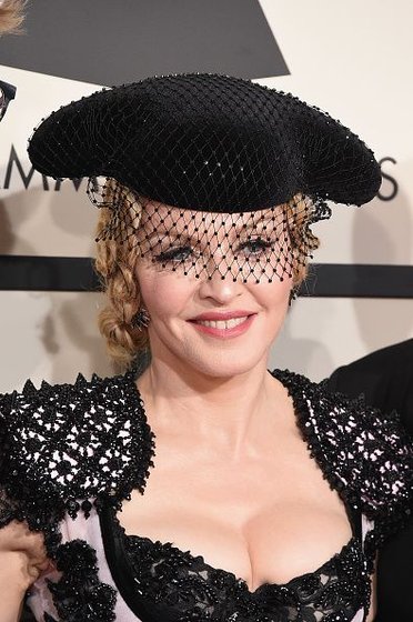 20150208-pictures-madonna-grammy-awards-red-carpet-60