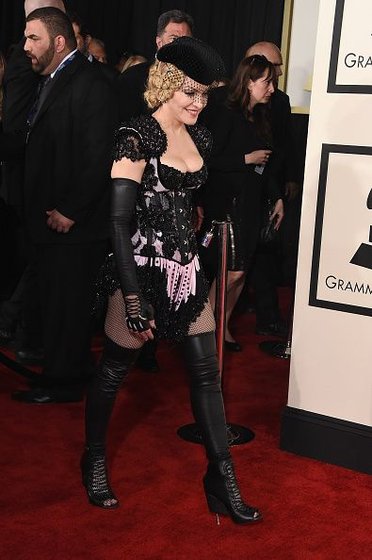 20150208-pictures-madonna-grammy-awards-red-carpet-73