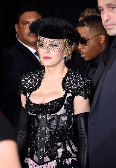 20150208-pictures-madonna-grammy-awards-red-carpet-86