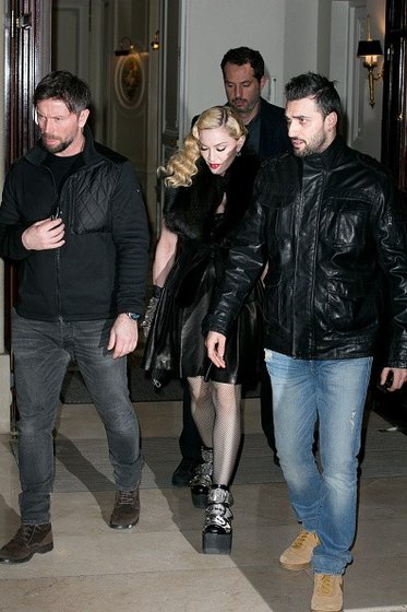 20150303-pictures-madonna-paris-out-and-about-03-leaving-the-hot