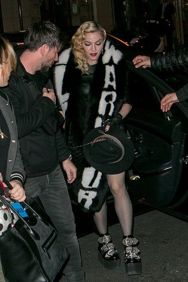 20150303-pictures-madonna-paris-out-and-about-02-arriving-at-the