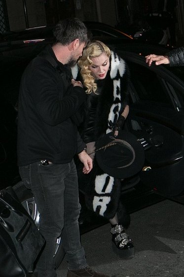 20150303-pictures-madonna-paris-out-and-about-02-arriving-at-the