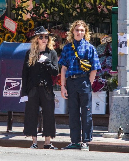 20150808-pictures-madonna-out-and-about-new-york-12