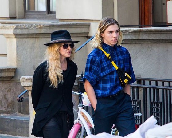 20150808-pictures-madonna-out-and-about-new-york-17