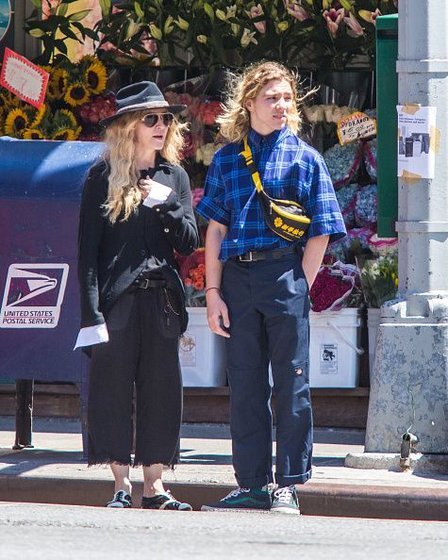 20150808-pictures-madonna-out-and-about-new-york-19