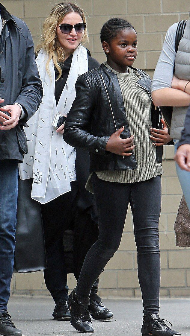 20160402-pictures-madonna-out-and-about-new-york-01