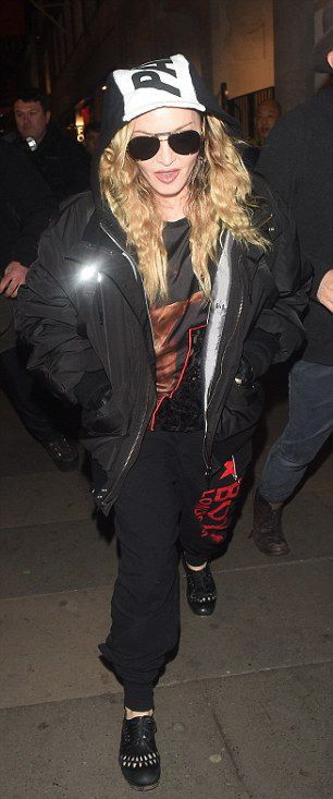 20160417-pictures-madonna-out-and-about-london-01