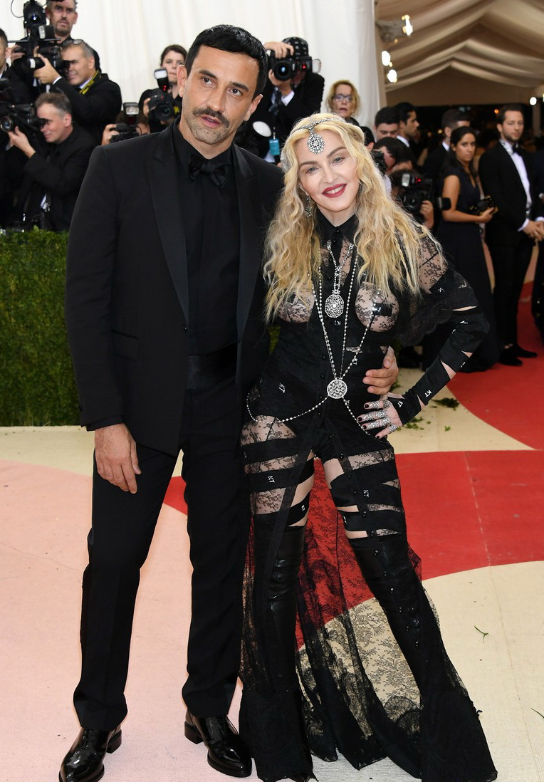 20160503-pictures-madonna-met-gala-new-york-05