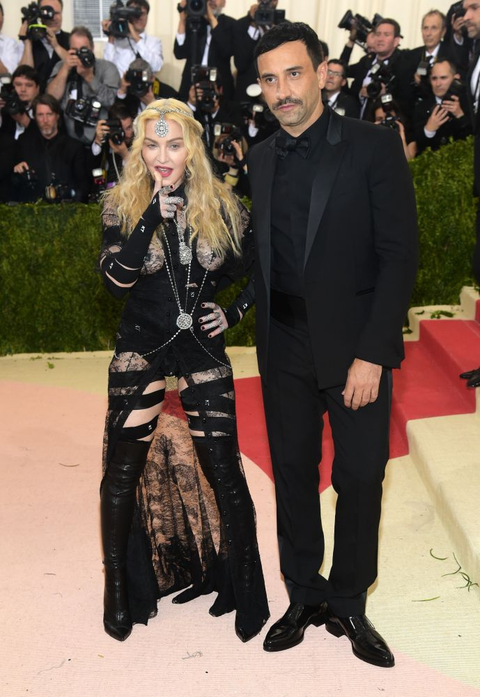 20160503-pictures-madonna-met-gala-new-york-06