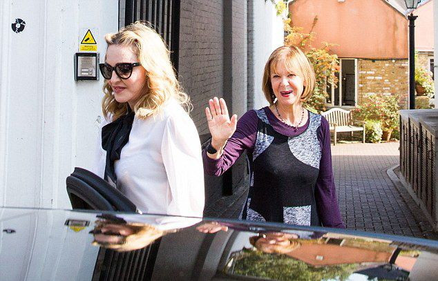 20160913-pictures-madonna-out-and-about-london-07