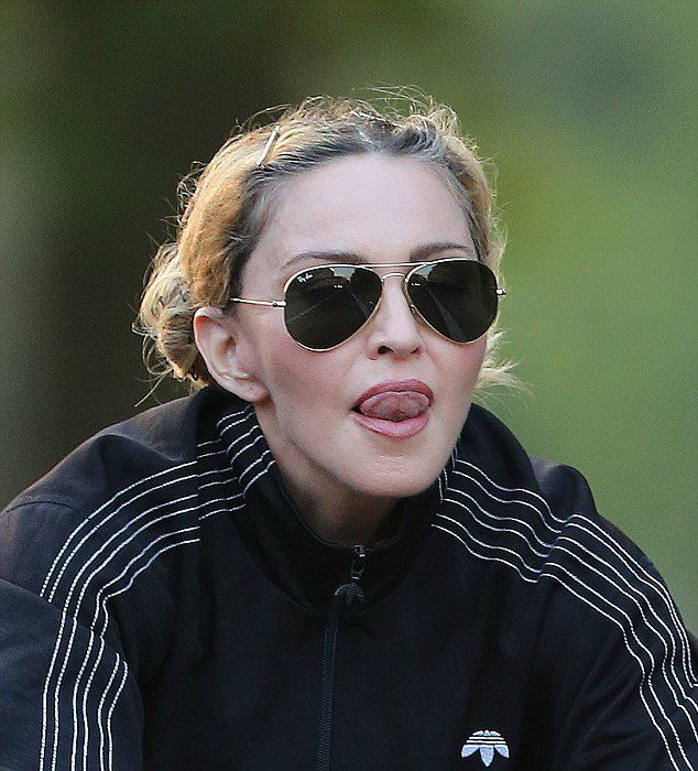 20160915-pictures-madonna-out-and-about-london-06