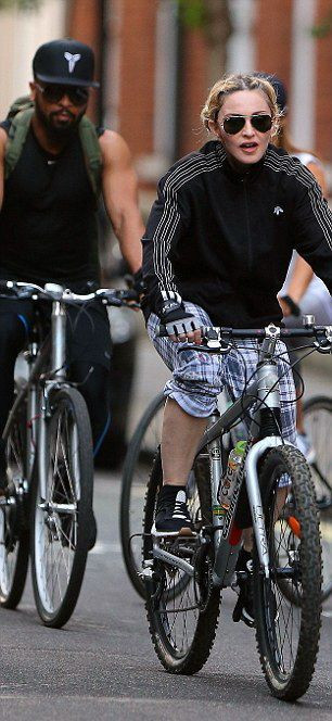 20160915-pictures-madonna-out-and-about-london-14