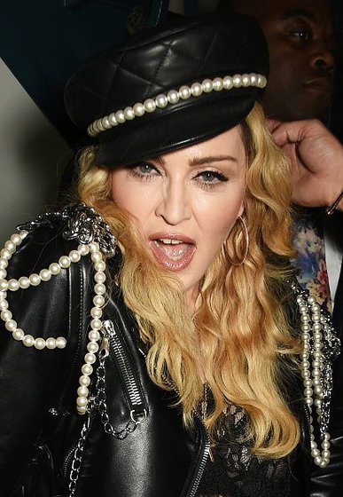 20161028-pictures-madonna-out-and-about-london-01