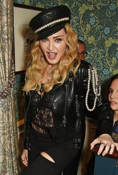 20161028-pictures-madonna-out-and-about-london-09