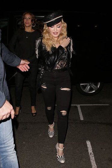 20161028-pictures-madonna-out-and-about-london-20