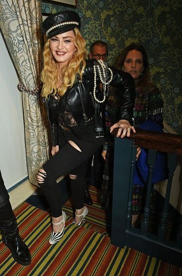 20161028-pictures-madonna-out-and-about-london-35