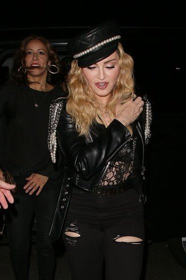 20161028-pictures-madonna-out-and-about-london-61