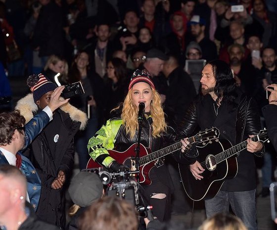 20161108-pictures-madonna-washington-square-park-27