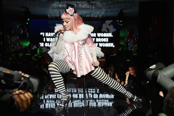 20161203-pictures-madonna-art-basel-tears-of-clown-05