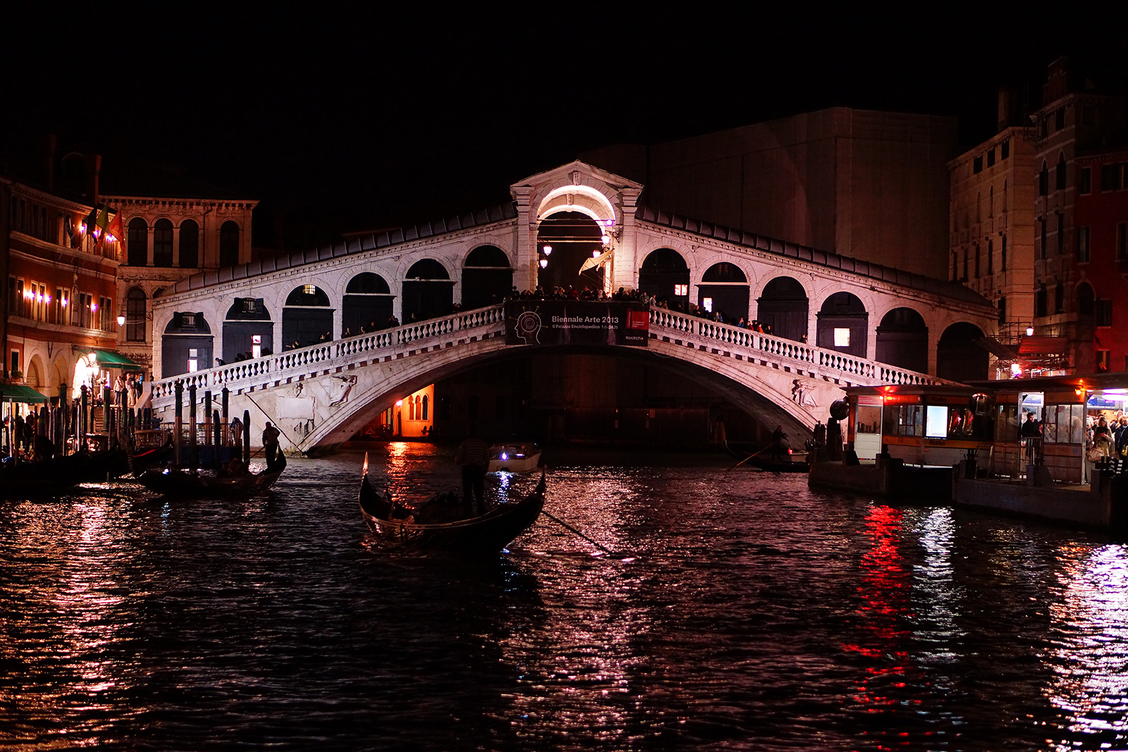 Éjszakai fények, Rialto híd, Velence, Olaszország