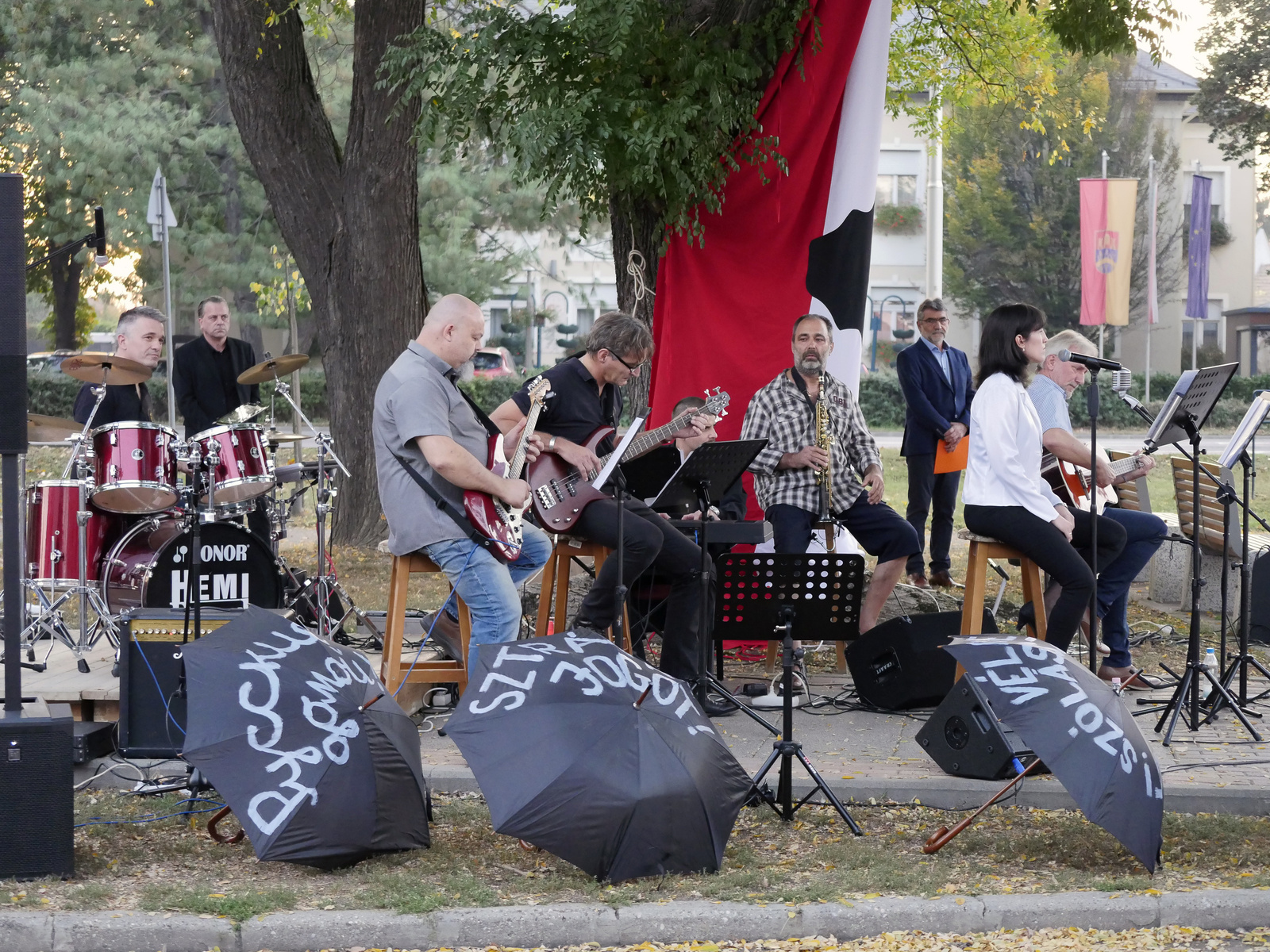 DOMBóVáR OKTóBER 23. 04