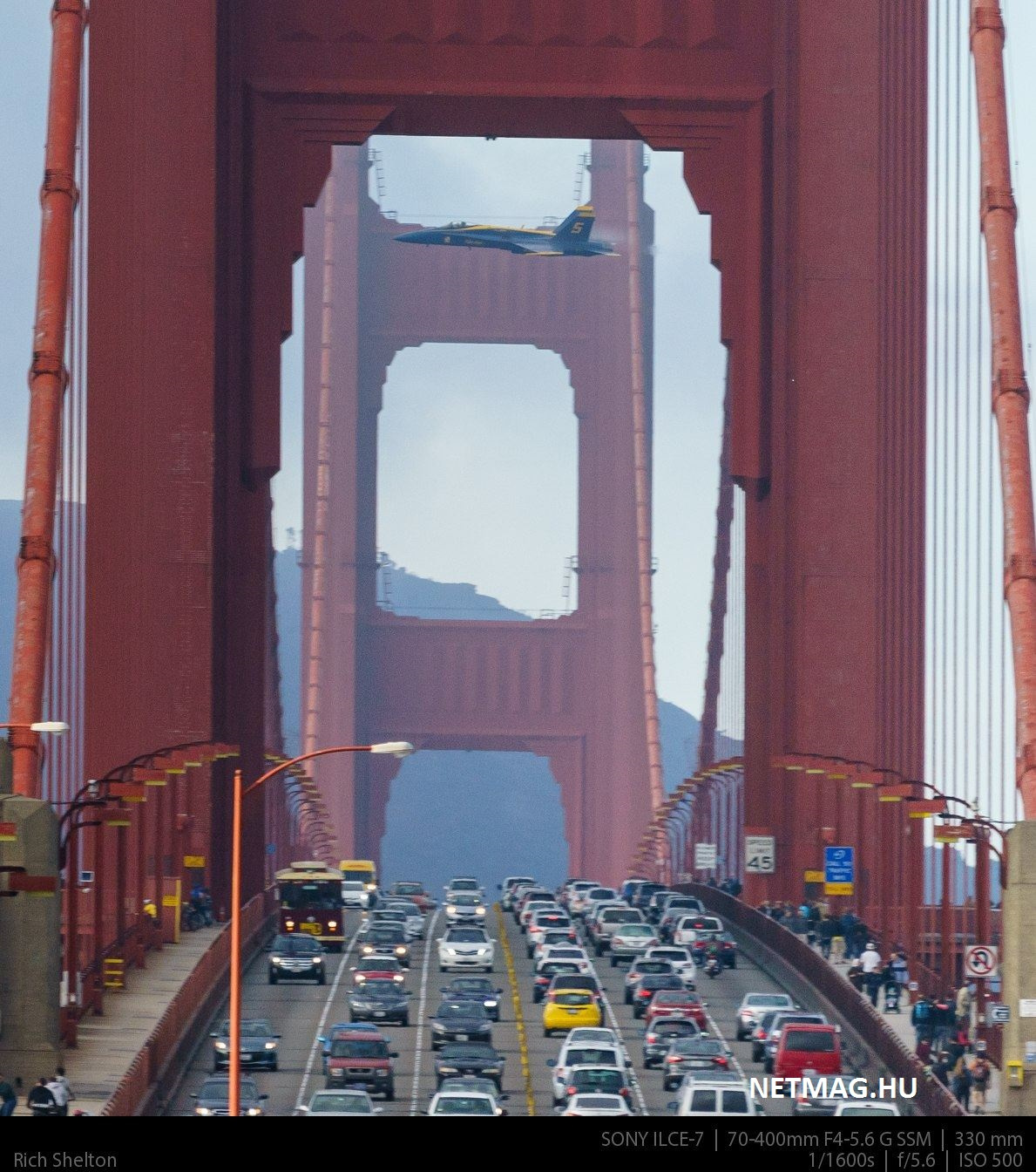 Egy Blue Angel repül el a Golden Gate-n keresztül