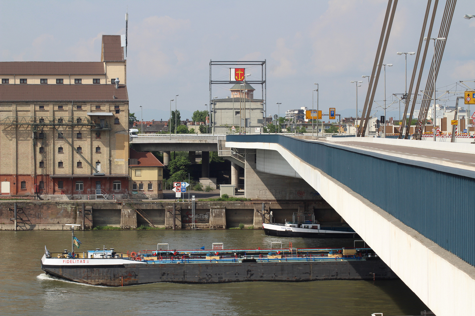 A Kurt Schumacher-Brücke környéke a Rajnánál