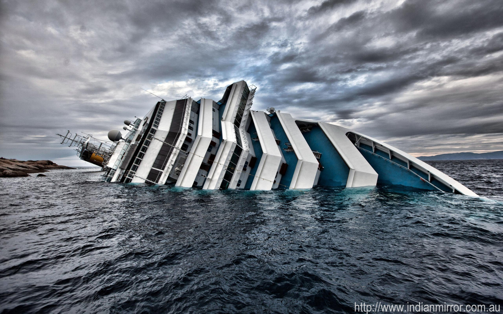 indian-mirror-costa-concordia-cruise-liner-sunk