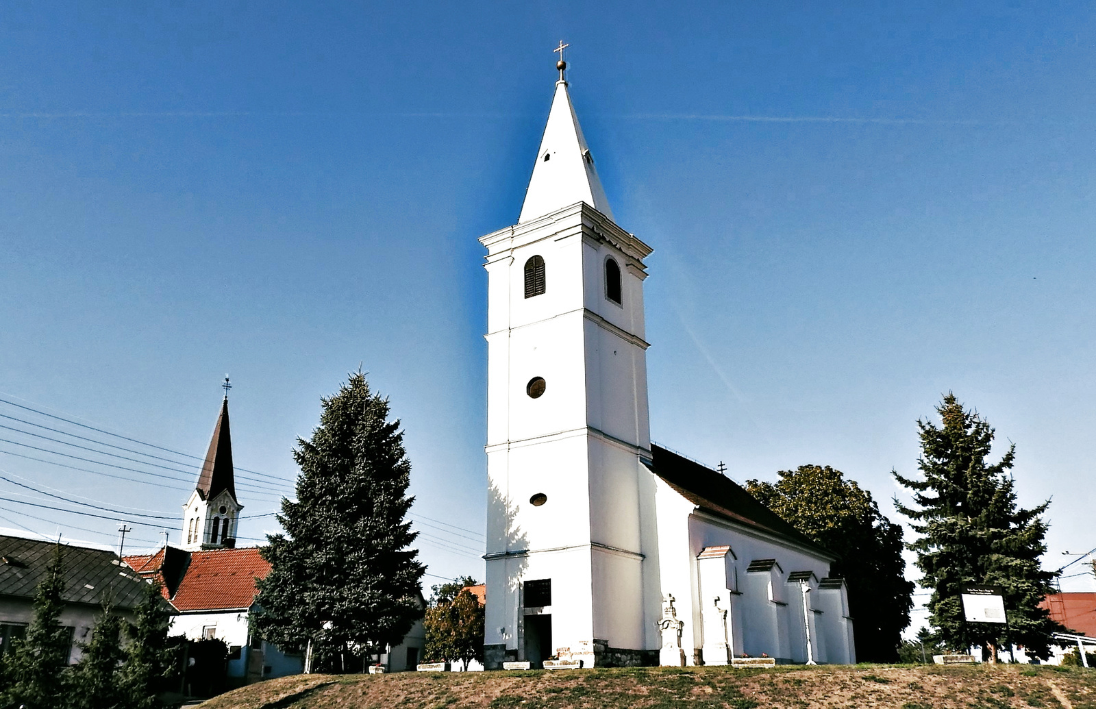 Árpád-kori római katolikus templom. Ferde tornyok :)