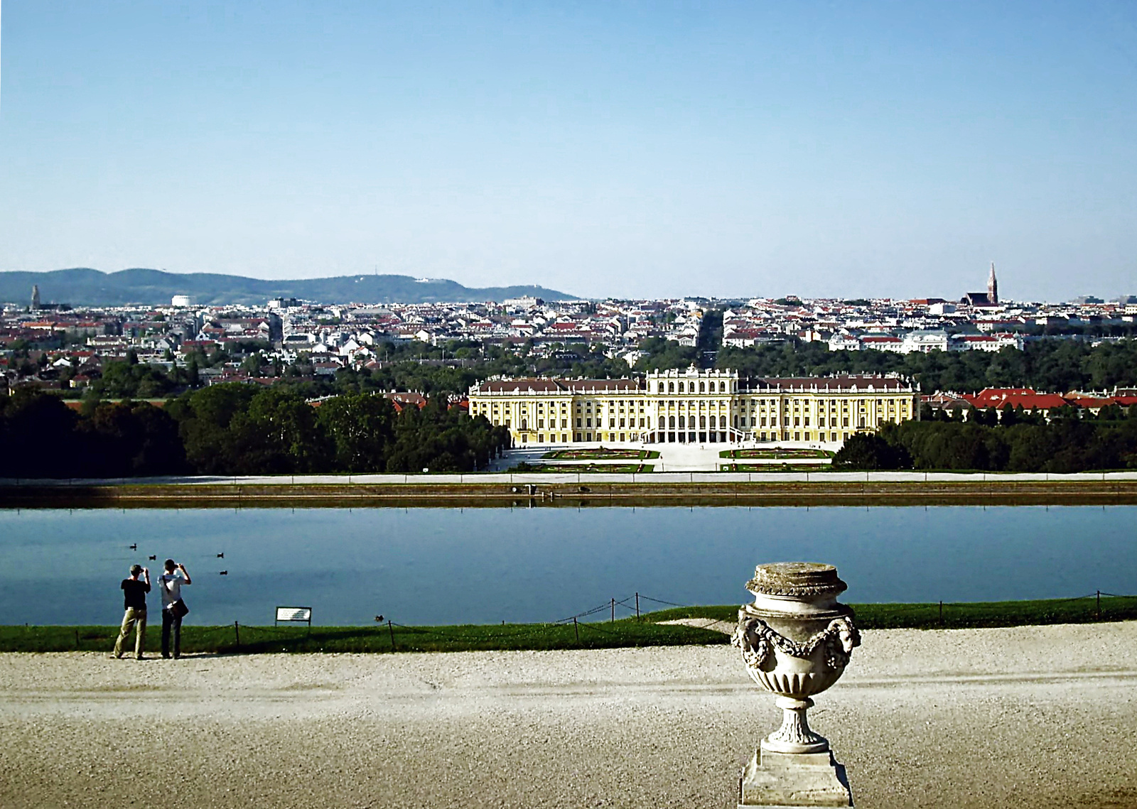 Kilátás Bécsre és a schönbrunni kastélyra a Gloriette-ről