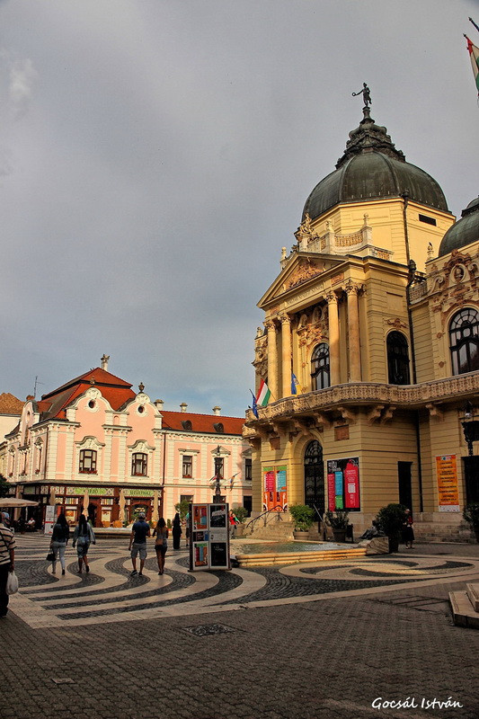 Pécs, Nemzeti Színház átméretezve