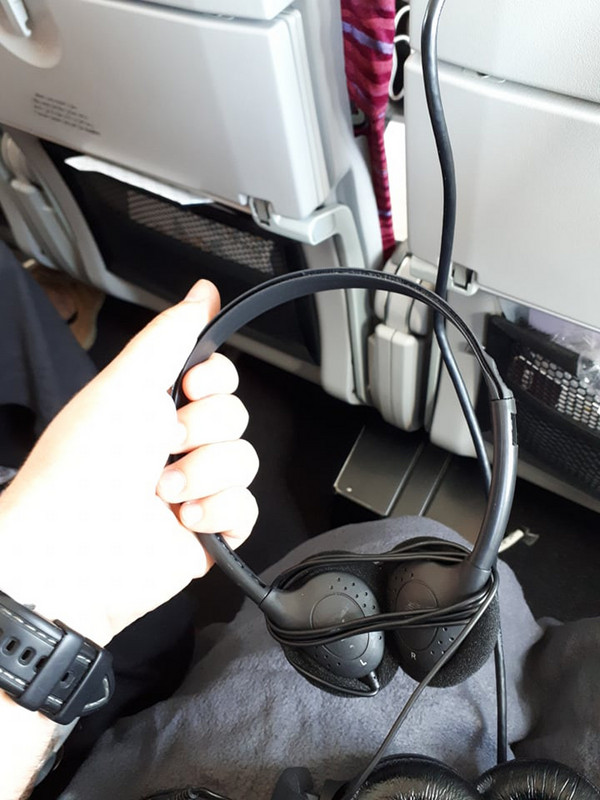 Utazás során minden utas kap egy-egy fülhallgatót. Ahhoz képest milyen egyszerű, jó hangzása volt