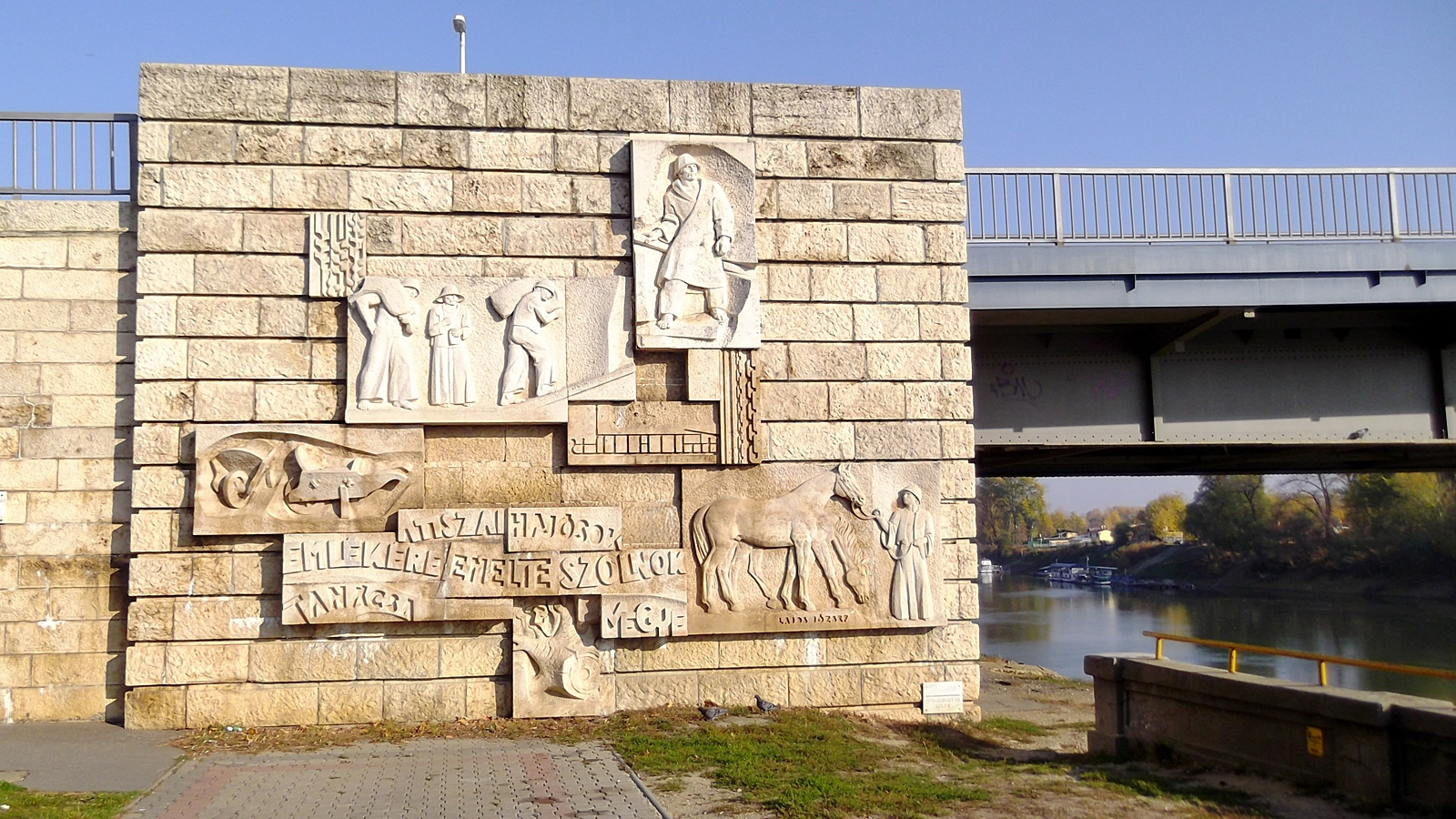 Szolnok, Tiszai hajósok emlékműve