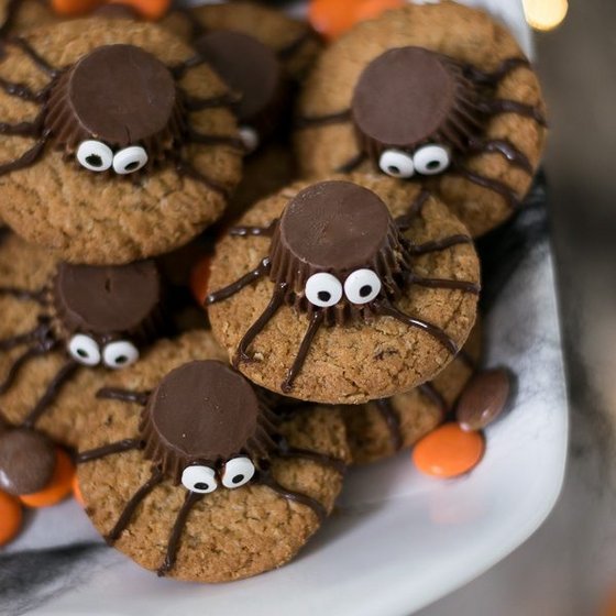 Csupacsoki pókocskák<br /><br />A keksz-pók kombót elkészítheted bármilyen zab-, vajas vagy csokis kekszből is, melyet csokis bonbonnal díszíthetsz. A pók lábait pedig olvasztott csokival is megrajzolhatod. A szeme lehet cukorkából vagy akár tejszínhabból is. 