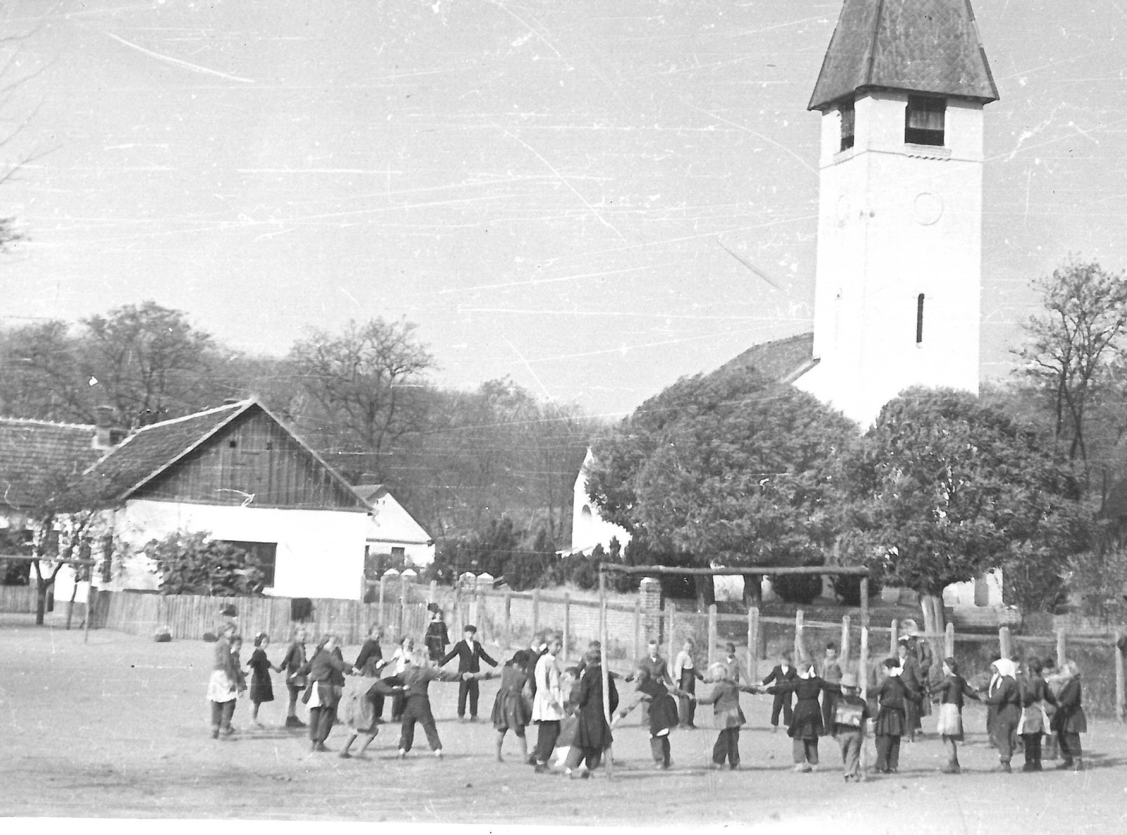 Játszó gyerekek a református iskola udvarán 1960-as években,forr