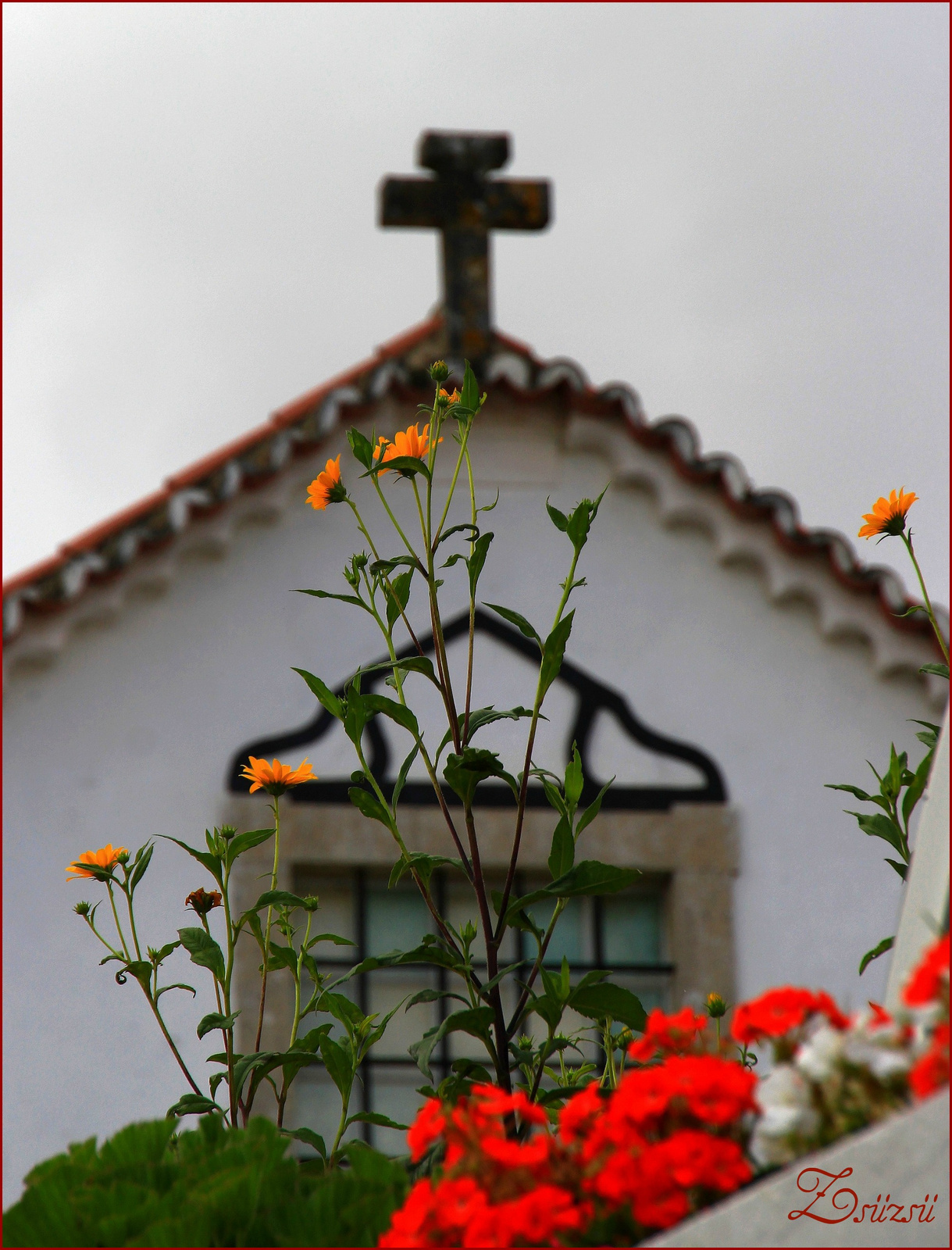 Virágok a kápolna előtt...