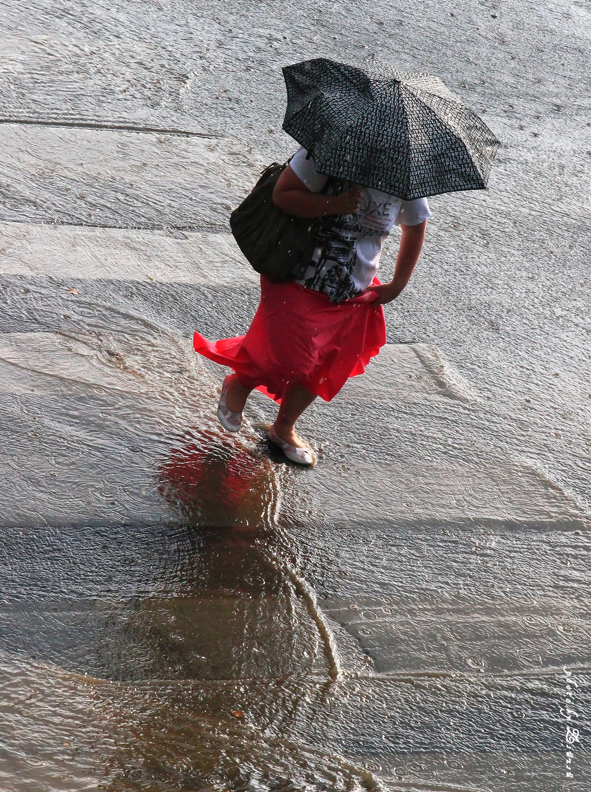 Asszony esőben piros szoknyában - motion, rain