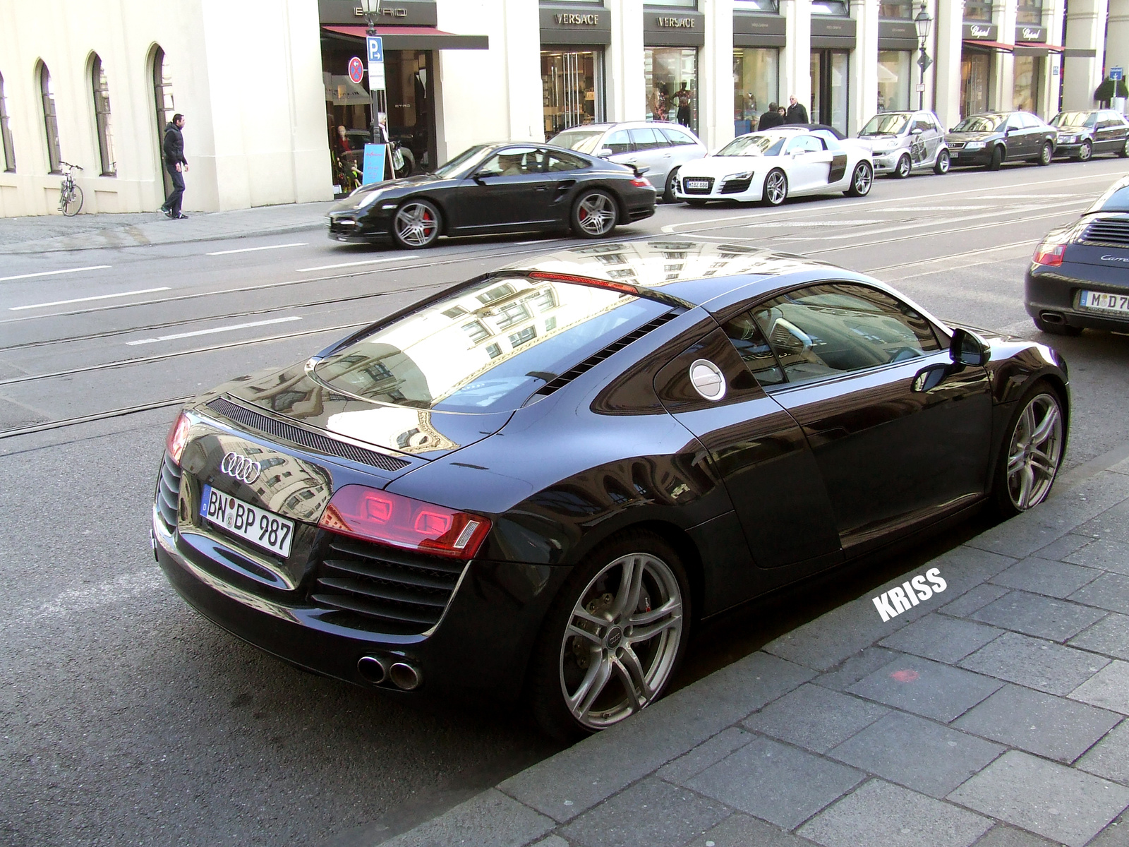 2 Audi R8...