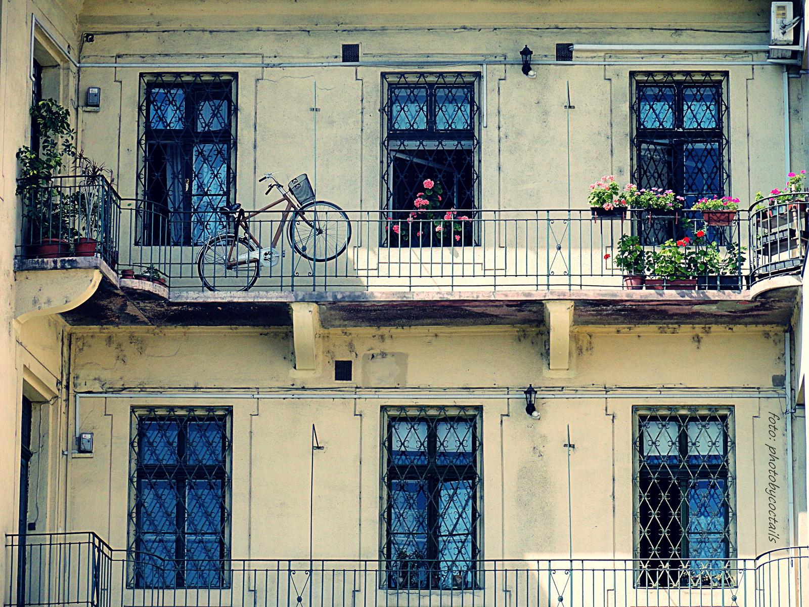 Bicikli( tároló..) erkély jelenet..
