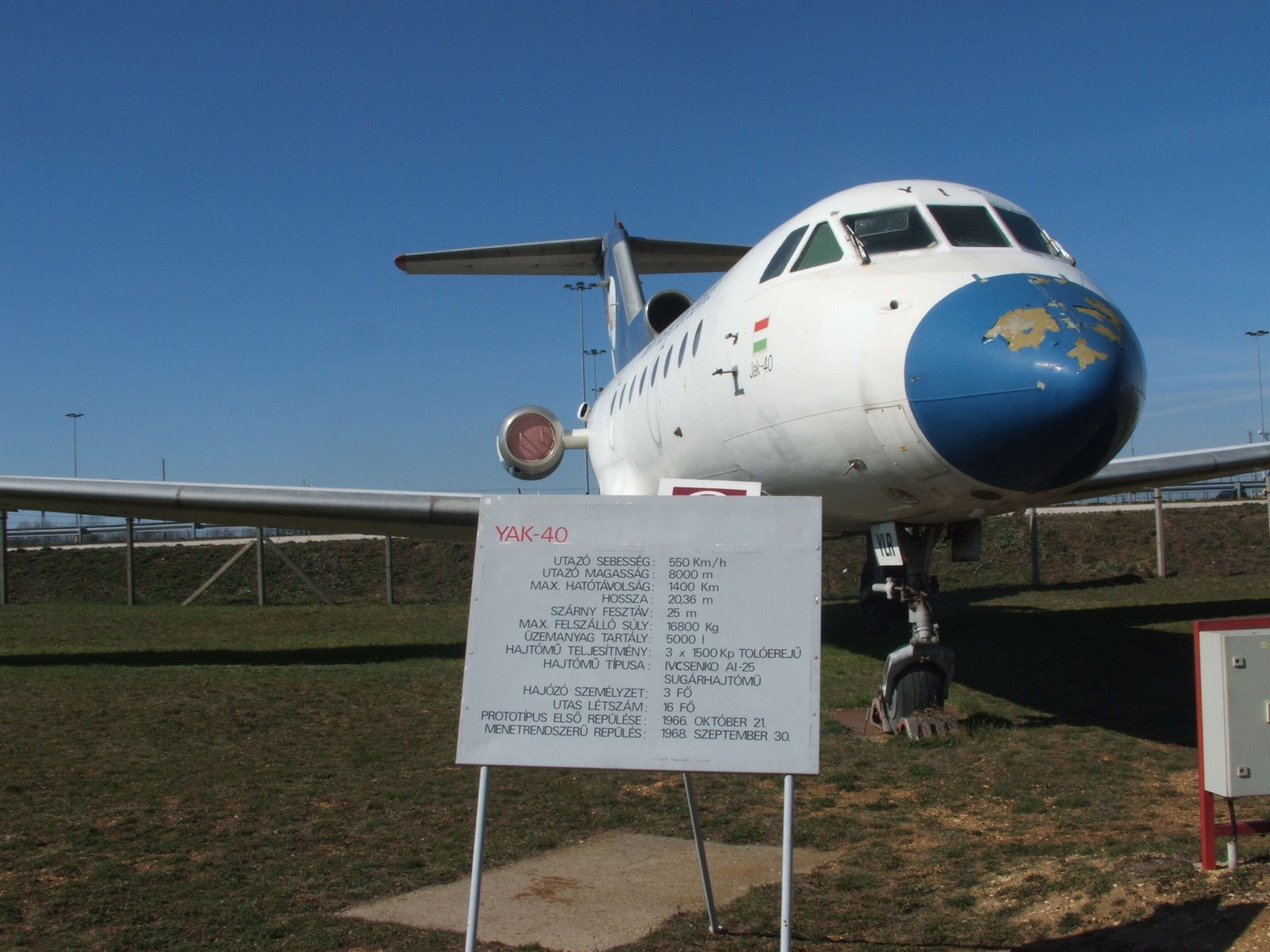 YAK-40 02