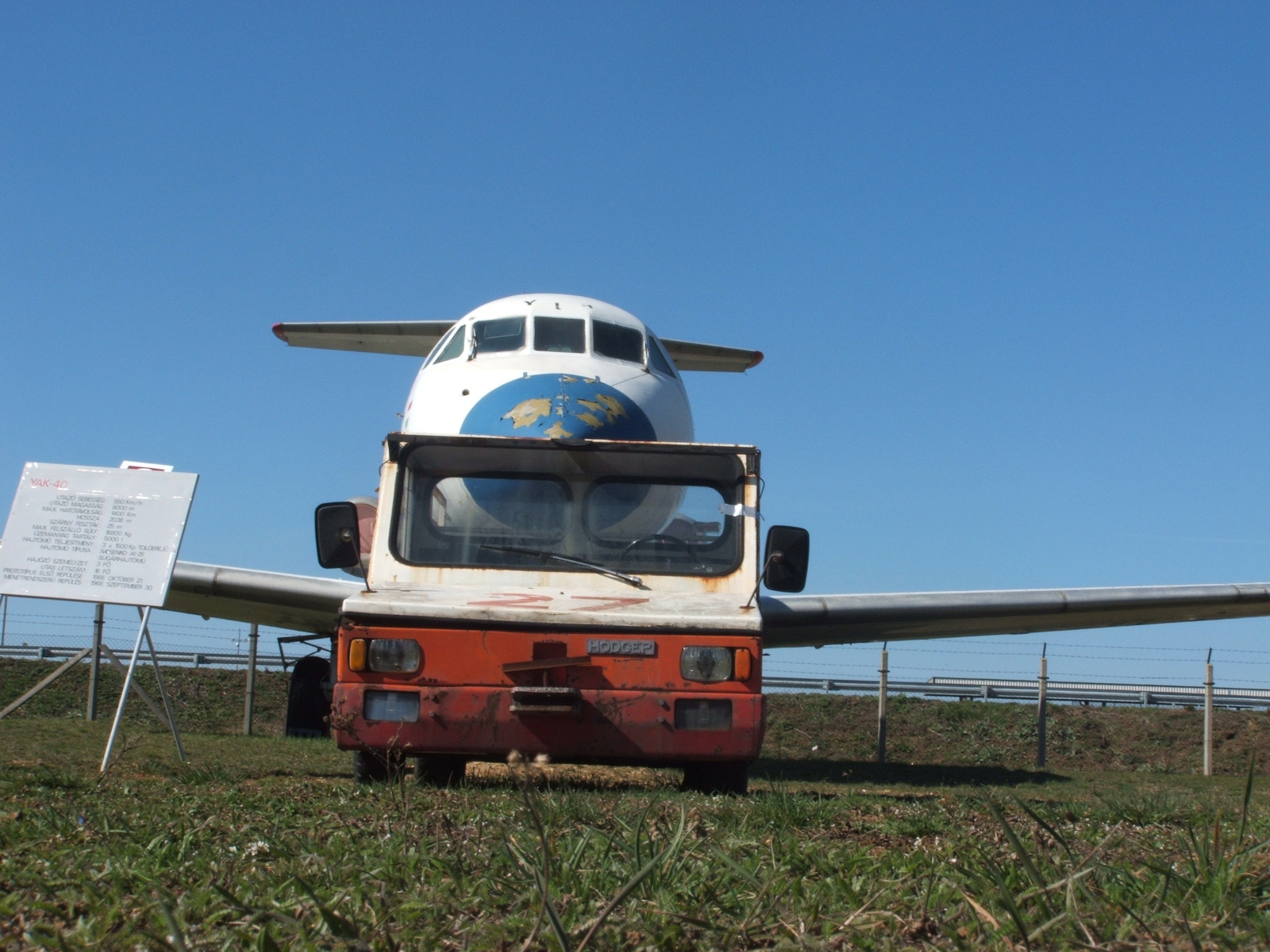 YAK-40 04