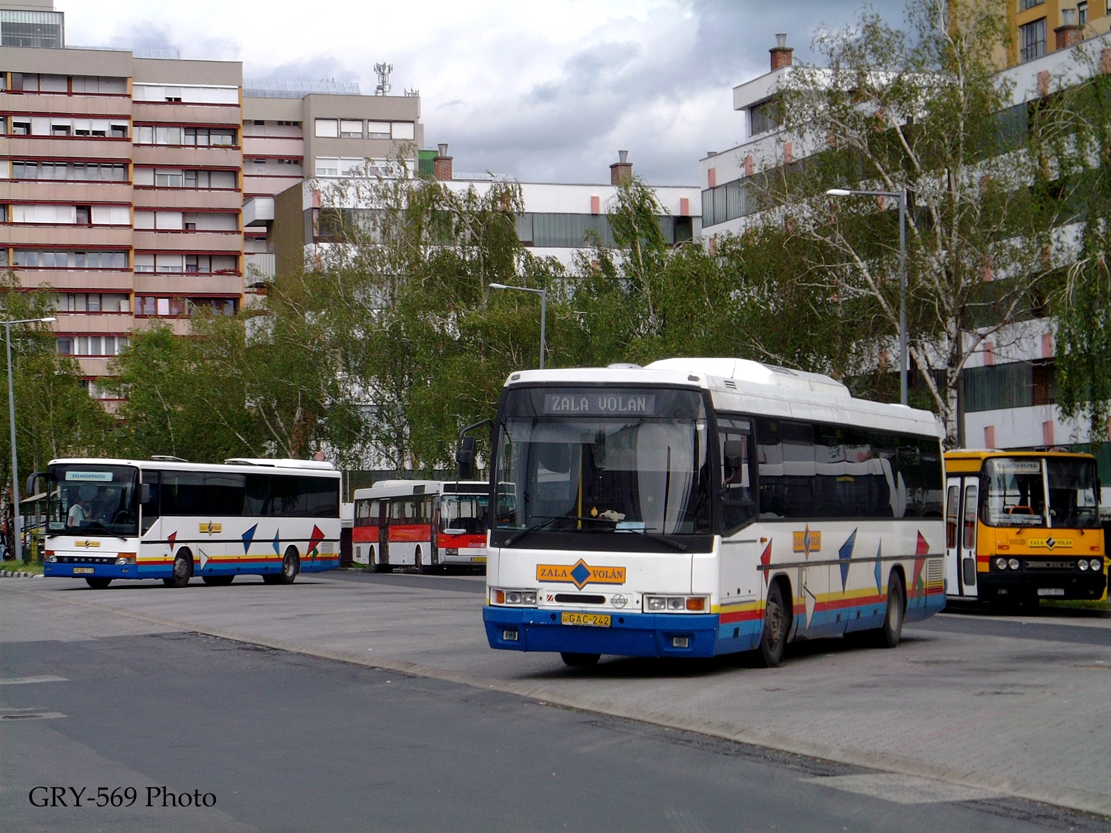 A panelek árnyékában