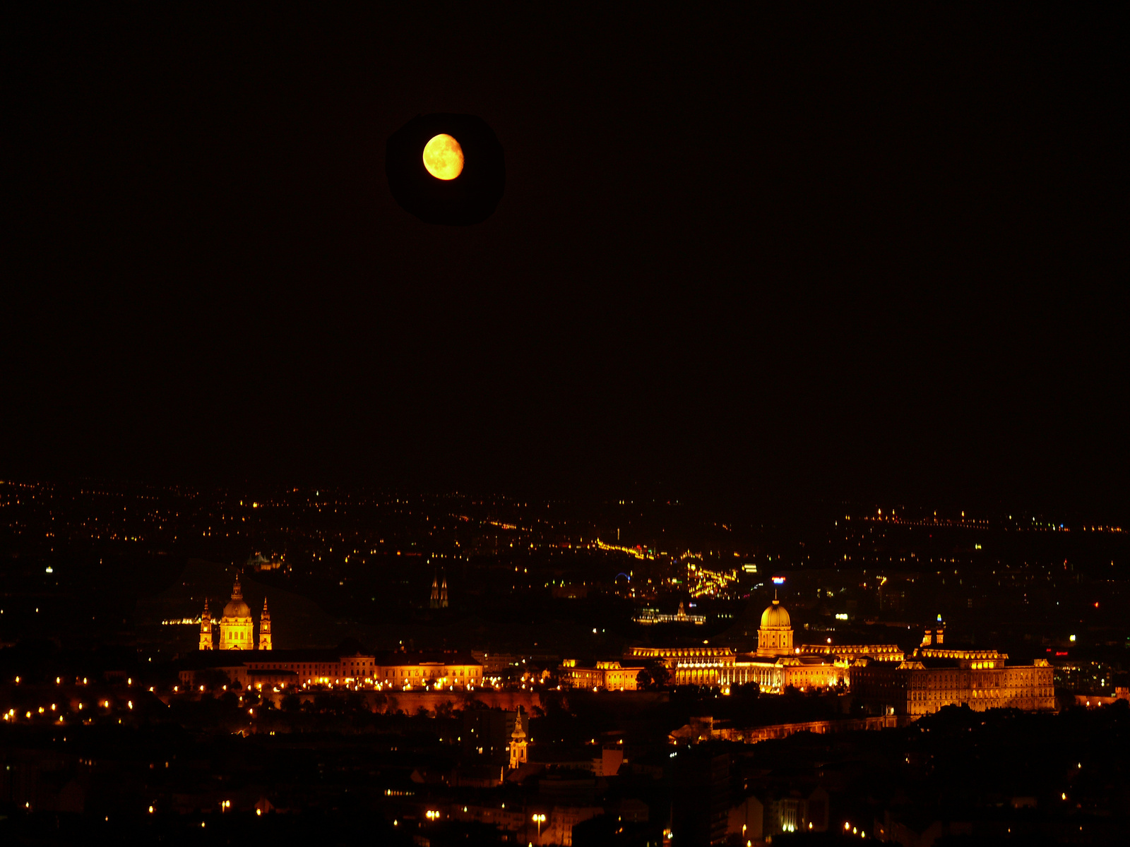 Hatalmas hold a város felett