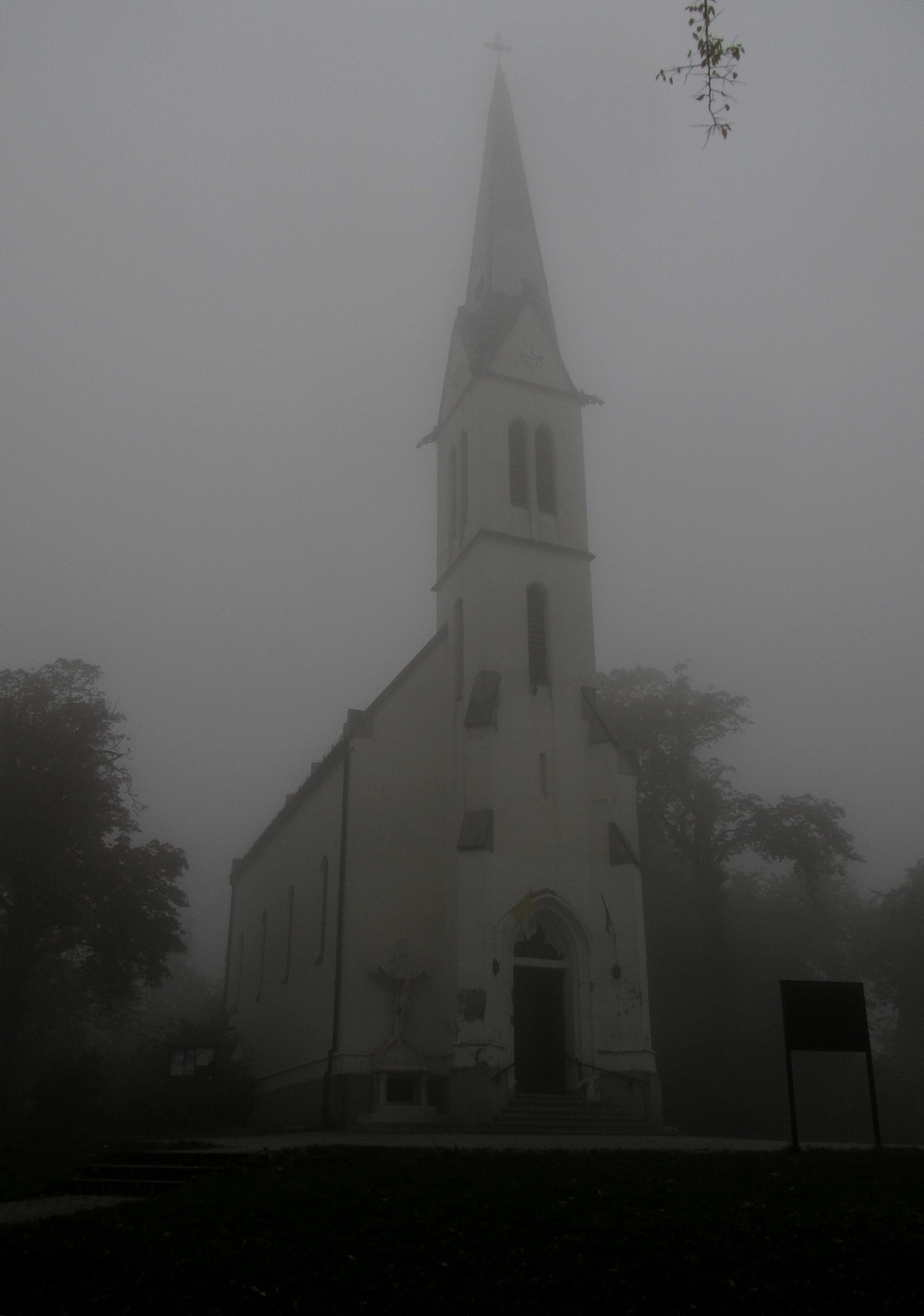 Templom a ködben