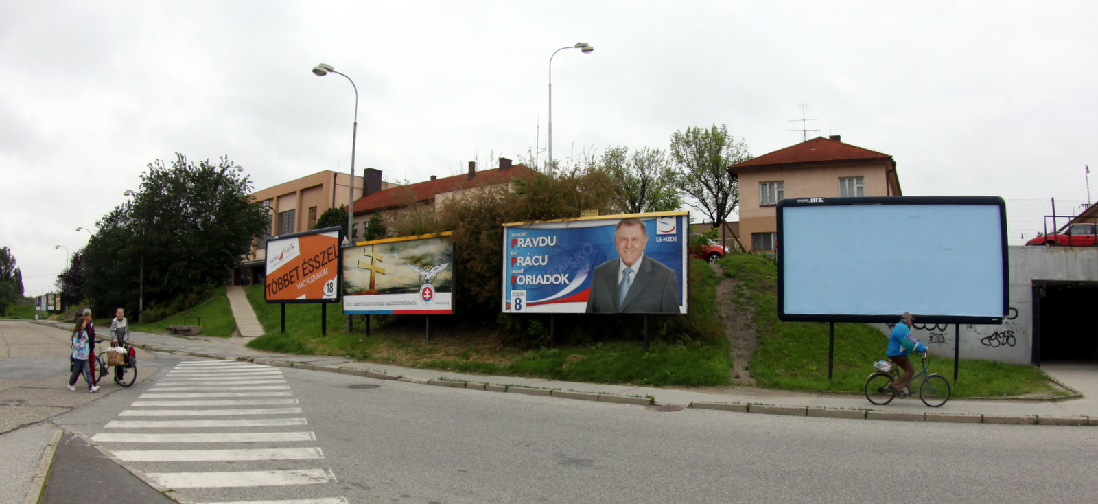 Választási plakátok a komáromi vasút- és buszállomásnál