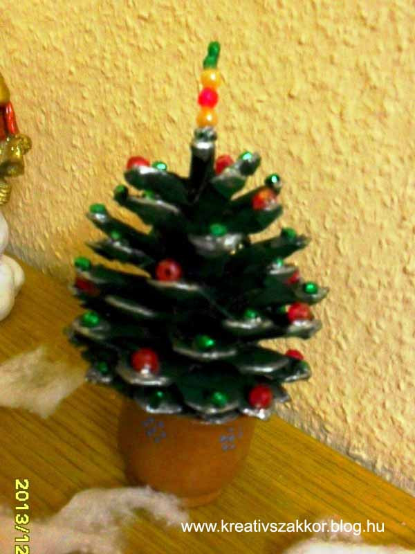 Mini karácsonyfa tobozból1